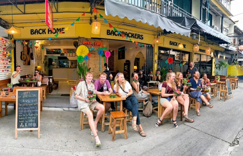 Food & Drinks 4, Back Home Backpackers, Phra Nakhon