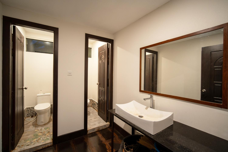 Bathroom 3, Dumnak Phnom Krom, Siem Reap