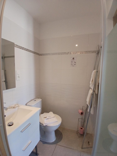Bathroom 3, Clamador, Bouches-du-Rhône