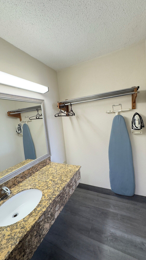 Bathroom 5, Rodeway Inn, Henry