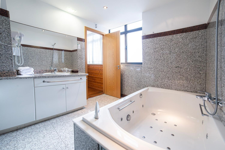 Bathroom 5, Hotel Auditorio Santiago & Spa, Lugo