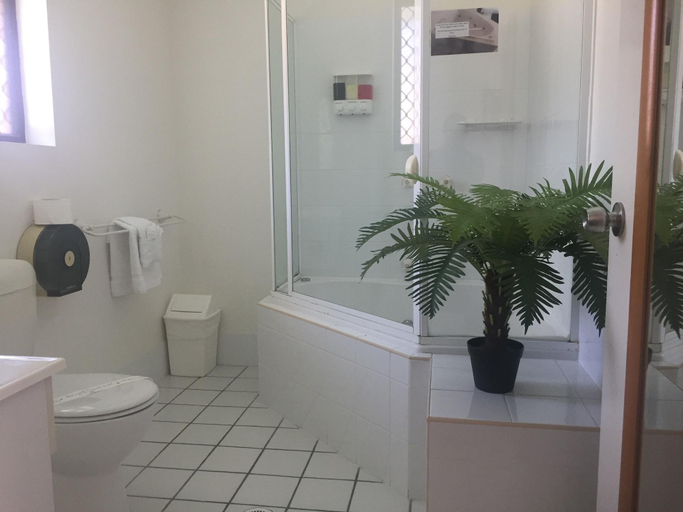 Bathroom 4, Logan City Motor Inn, Slacks Creek