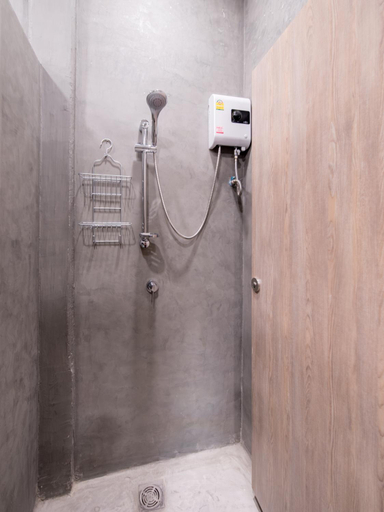 Bathroom 5, Nornyaowarat Hostel, Samphantawong