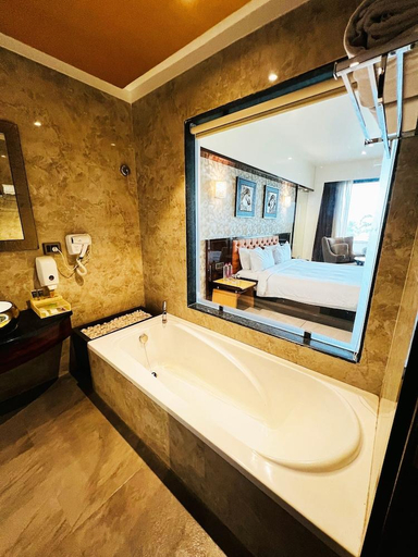 Bathroom 5, Crescent Spa & Resorts, Indore