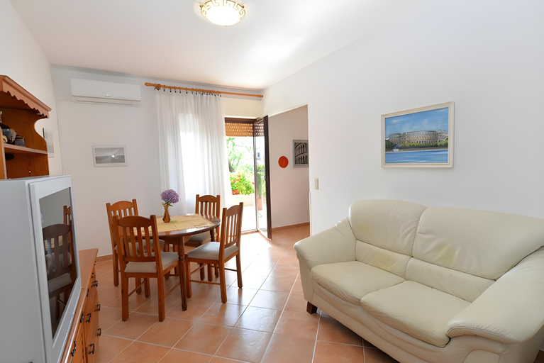 Others 5, Apartment 667, Medulin