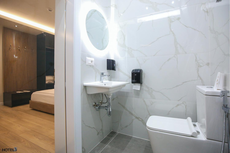 Bathroom 4, Hotel Three, Vlorës