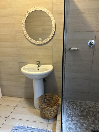 Bathroom 3, BlueHive Guesthouse, Ugu