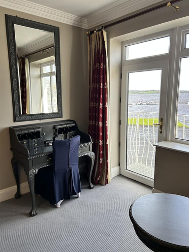 Others 5, Lakeside Manor Hotel