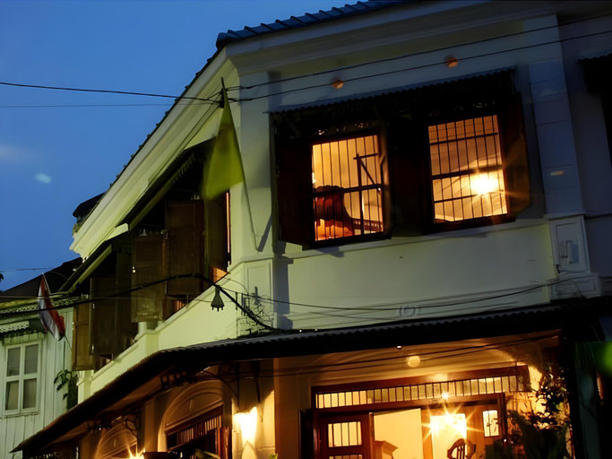 Exterior & Views