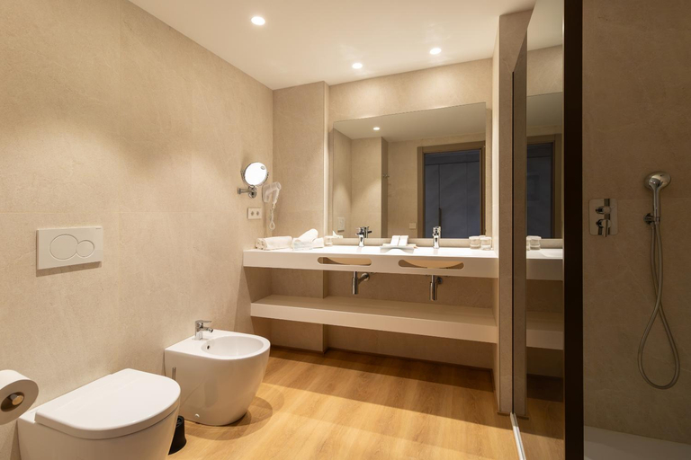Bathroom 5, Golden Taurus Aquapark Resort, Barcelona