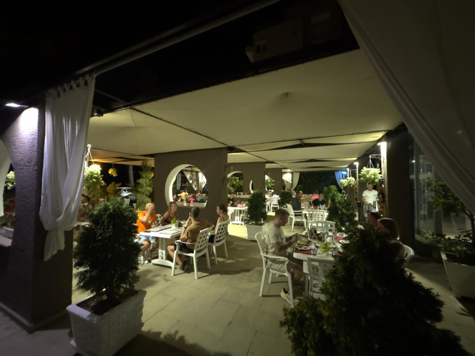 Food & Drinks 4, Portafortuna Apartments, Sarandës