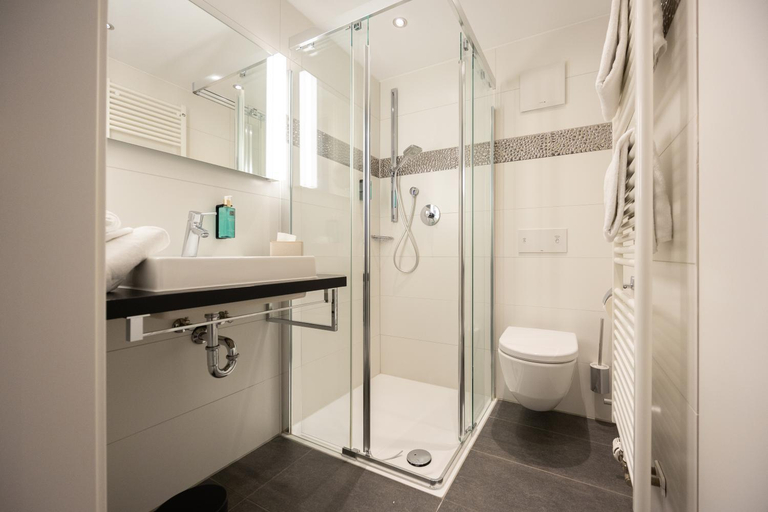 Bathroom 4, Digital Hotel Kronjuwel by BRIGHT Waldkirch - Self Check-In I NIRO, Emmendingen