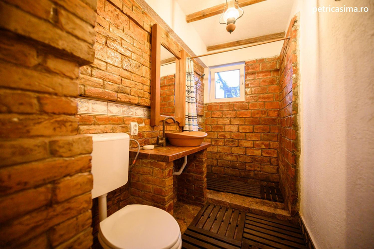 Bathroom 2, Cuibul de la Mare, Corbu