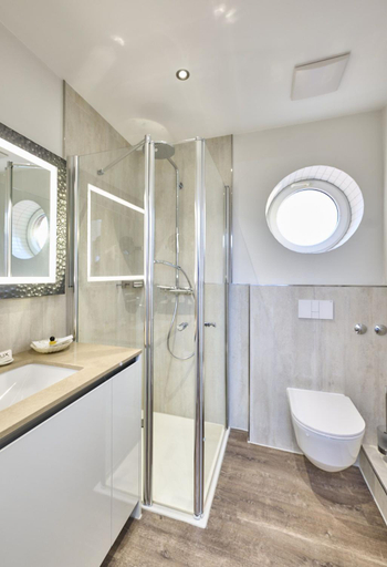 Bathroom 3, Janssens Hotel, Wittmund
