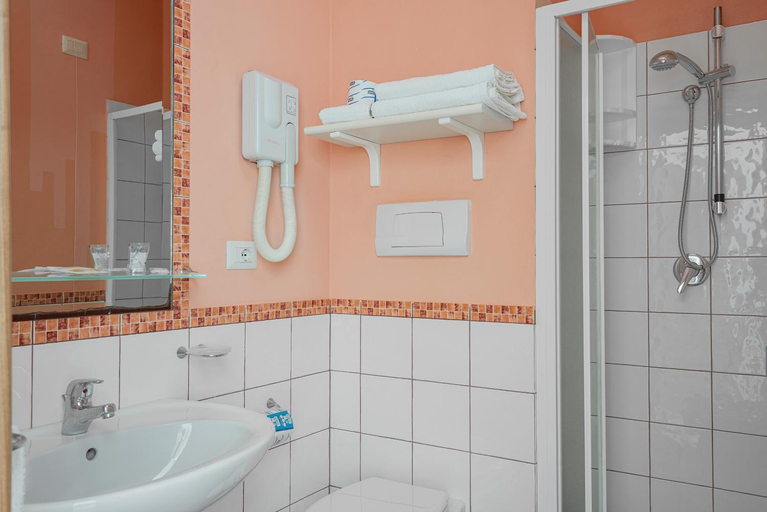 Bathroom 5, Hotel Vega, Agrigento