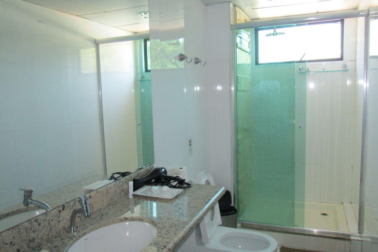 Bathroom 5, Uiara Amazon Floating Lodge, Maués