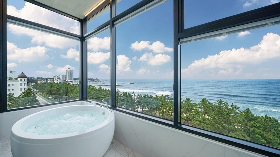 Bathroom, Gangneung Grande Mare Pool Villa, Gangneung