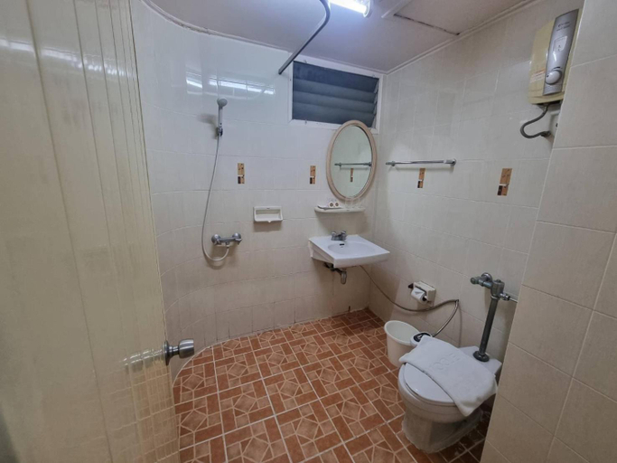 Bathroom, 12PM Bangkok, Pathum Wan