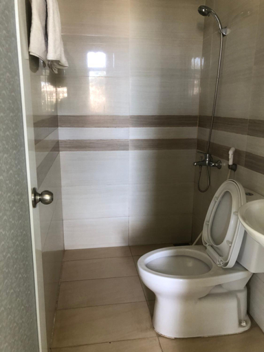 Bathroom, The Sky Hotel, Thống Nhất