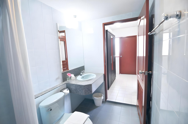 Bathroom 3, Centric Place Hotel, Huai Kwang