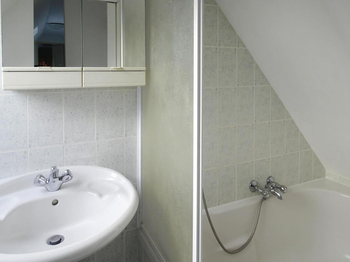 Bathroom, Terraced House in Lanmodez near Sandy Beaches, Côtes-d'Armor