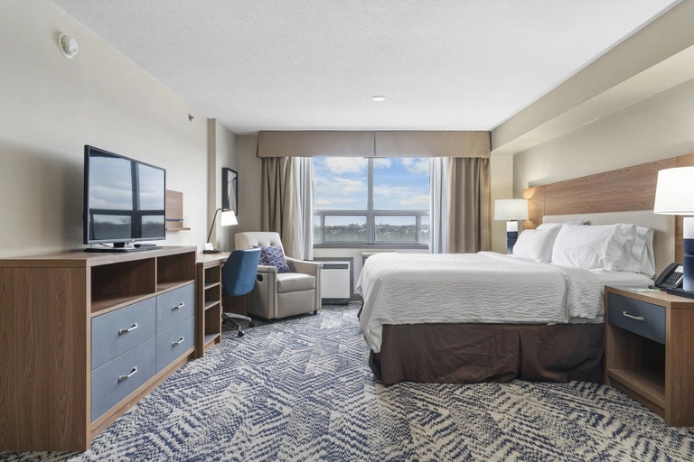 Bedroom 2, Holiday Inn Hotel & Suites London by IHG, Middlesex