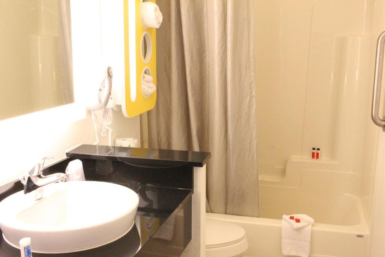 Bathroom 3, Howard Johnson by Wyndham Lake George, Warren