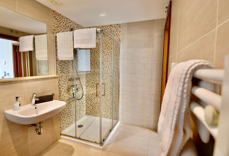 Bathroom 4, West One - Luggage Facility Available, Gibraltar