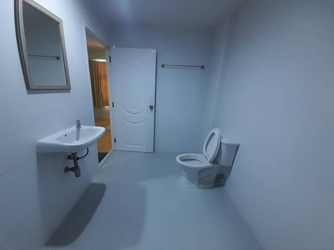 Bathroom 3, Tom Guest house, Sathorn