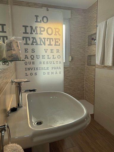 Bathroom 3, Hotel Mirasol, Granada