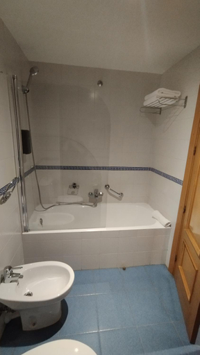 Bathroom 2, Hotel Covaleda Soria, Soria
