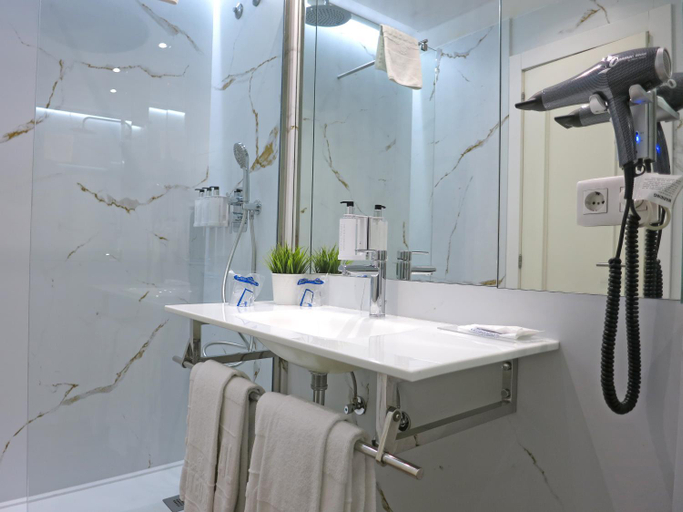 Bathroom 4, Hotel Catedral, Valladolid