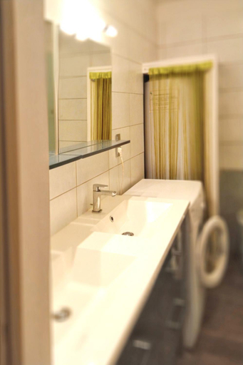 Bathroom, Appartement charmant avec vue sur lac et montagne – 75 m², Pyrénées-Orientales