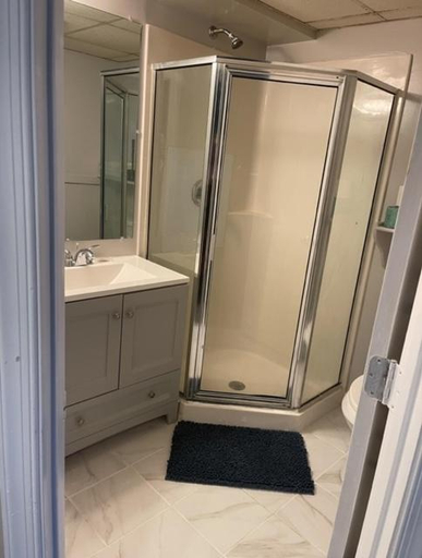 Bathroom 2, Executive Suites, Winchester