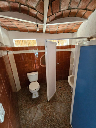 Bathroom 2, Las Cabanas del Tio Lalo, Compostela