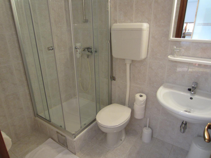 Bathroom, Hotel Concordia, Trogir