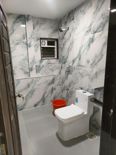 Bathroom, MonkeyCap Tourist Hostel, Satara
