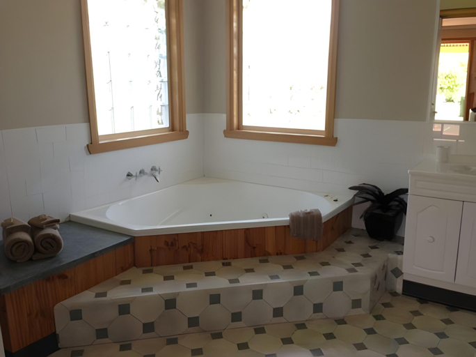 Bathroom 4, Kentish Hills Retreat, Kentish