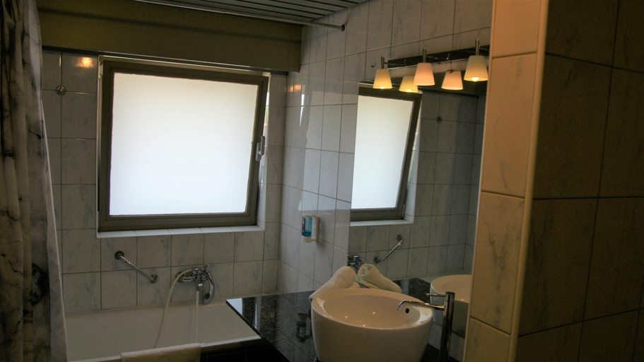 Bathroom 2, De Basiliek, Antwerpen