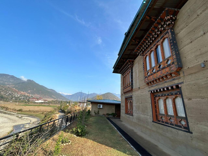 Exterior & Views