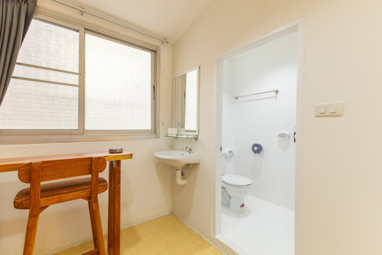 Bathroom 5, Calmly Stay Ratchada, Huai Kwang