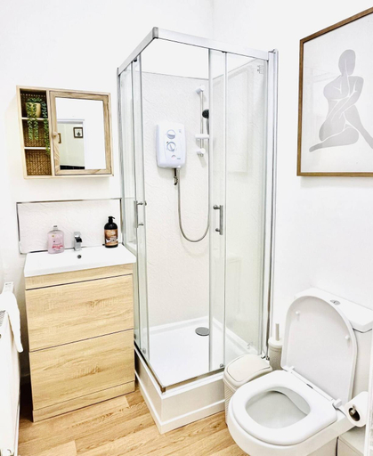 Bathroom 2, 1 Bedroom Apartment close to beach, Portsmouth