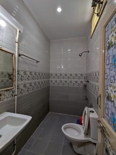 Bathroom 1, Sri Murugan beach paradise hotel , Kancheepuram