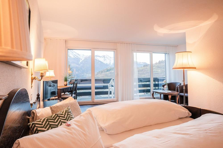 Bedroom 3, Hotel Alpenhof, West Raron
