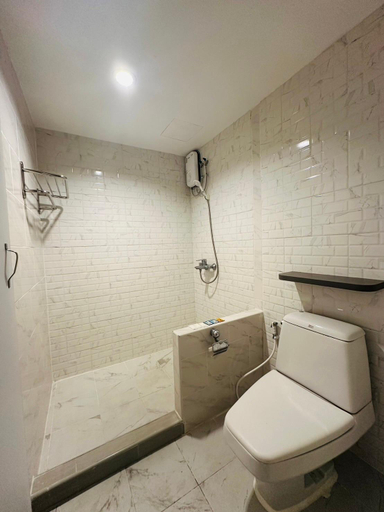 Bathroom 4, Royal Garden Home Hotel, Wattana