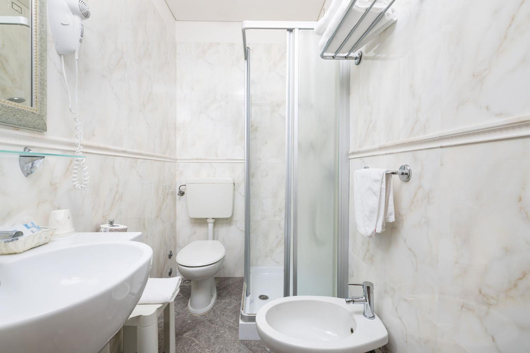 Bathroom 4, Hotel Marco Polo, Venezia