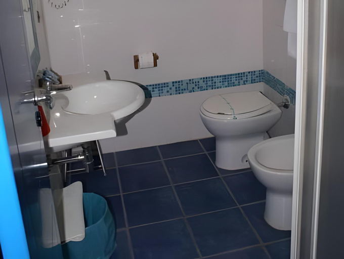 Bathroom 4, Hotel Cristina, Cosenza