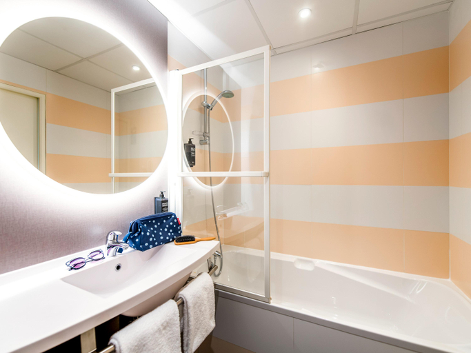 Bathroom 5, ibis Styles Rennes Cesson, Ille-et-Vilaine