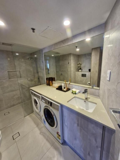 Bathroom 5, Royal Palm Resort, Gold Coast