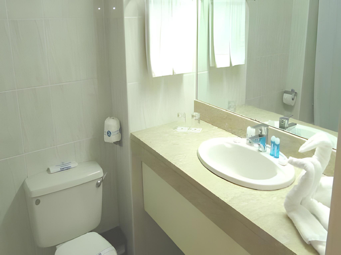 Bathroom 4, Cynthiana Beach Hotel